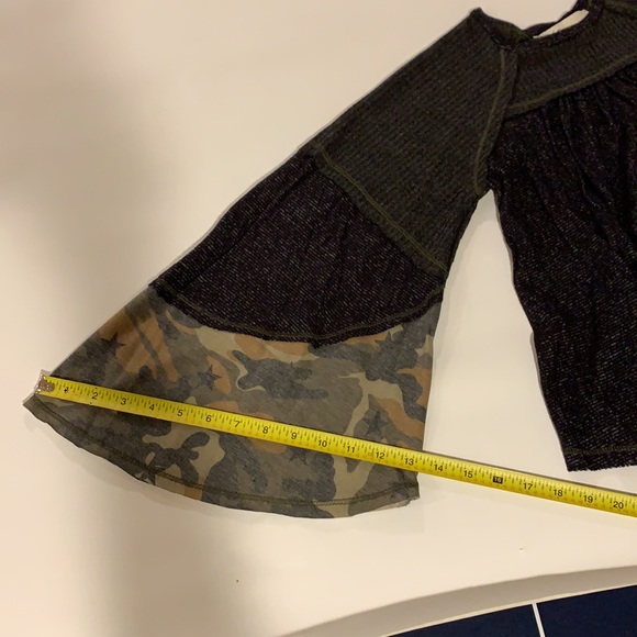 Flowy Silhouette Bell Sleeve Top Small - Picture 13 of 14